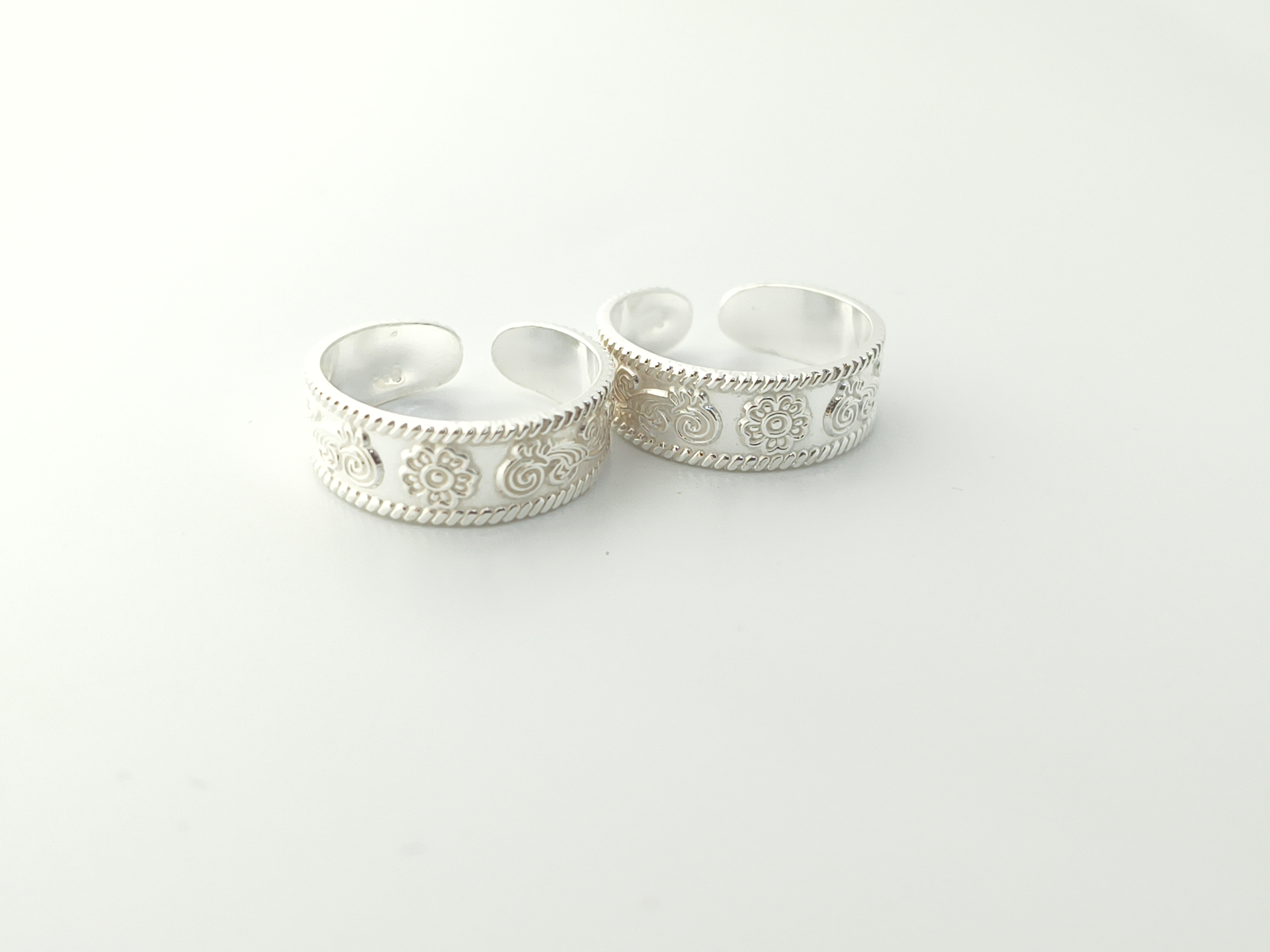 925 Sterling Silver Adjustable Floral & Scroll Toe Rings  - Hover view